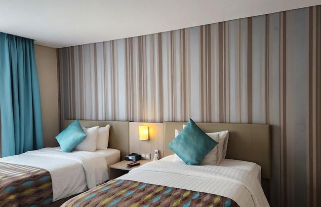 Hotel Plaza Suites - Photo 12