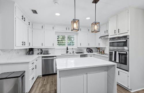 5BD Modern Farmhouse Retreat Sleeps 12 - Photo 4