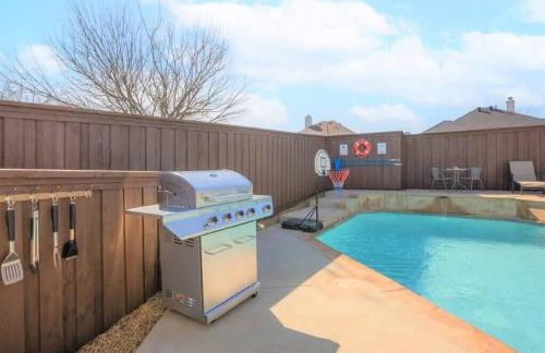 Deluxe Poolside Home, Modern 5BR with Gaming Room - Foto 48