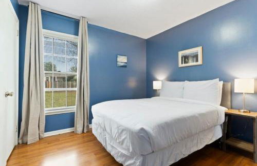 Large Fenced Yard near Midtown- Shamrock Stay - Foto 9