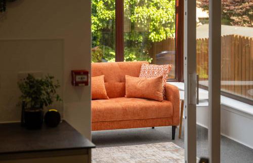 LANGLEY HOUSE Free Parking central LOCATION 5 bed all double with smart TV 3 BATHROOMS Loved by TRADES teams ideal for LONG STAYS contact langley cottages and apartments - Foto 18