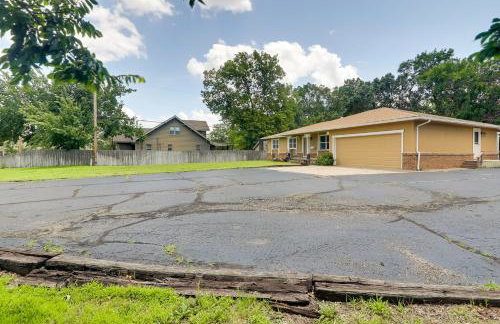 Group Getaway with Private Yard in Wichita! - Foto 29