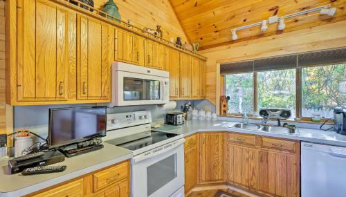 Bolton Landing Cottage with Deck, Walk to Beach! - Foto 5