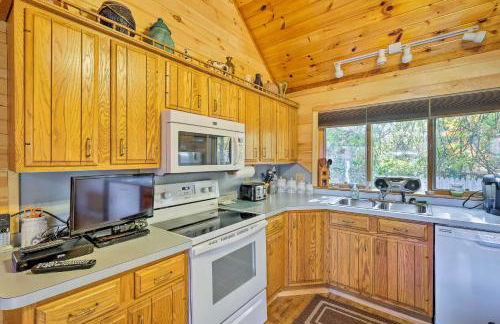 Bolton Landing Cottage with Deck, Walk to Beach! - Foto 5