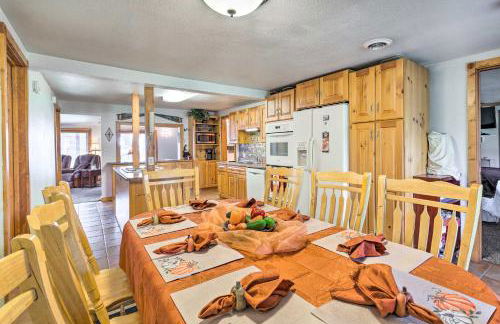 Family Home with Hot Tub - Walk to Johnson Lake! - Foto 9