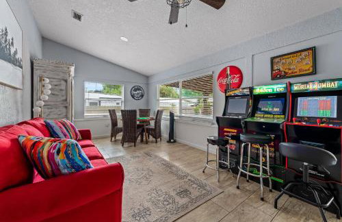 Tropical Oasis- Pickleball, Pool, Hot Tub- 15 min to beach - Photo 13