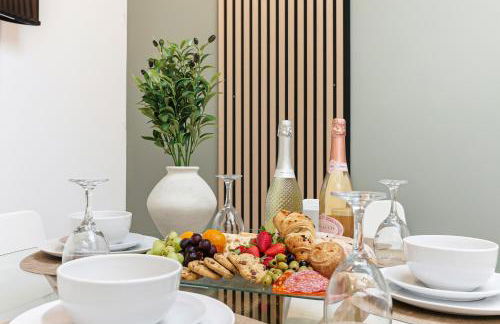 Stylish Home - Pool table, Virgin TV, Fast Wifi, Garden and Self-Check-In by Yoko Property - Photo 20