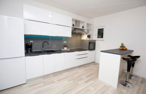 Holiday House M&A&K with swimming pool - Foto 32