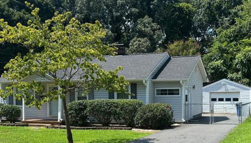 Cozy Stay Near DT with Deck and Yard - Foto 3