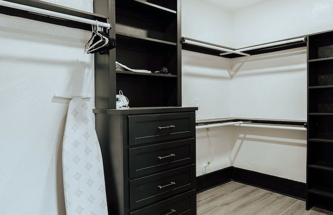 Cozy 6BR Home Near Plaza Dist -sleeps 15 - Photo 47