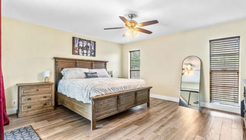 Bright and Comfy 5 Star Location with a Heated Pool - Photo 5