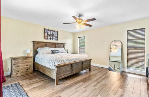 Bright and Comfy 5 Star Location with a Heated Pool - Photo 5