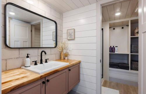 Convient tiny home private deck - Foto 11