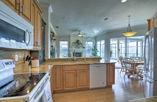 Bright and Sunny Riverview Oasis with Pool and Pond - Foto 8