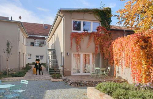 Travel Art Boardinghouse - Photo 16