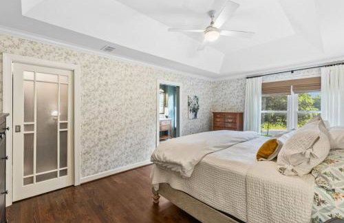 Updated and Spacious Home with Huge Yard Office and Decks - Foto 32