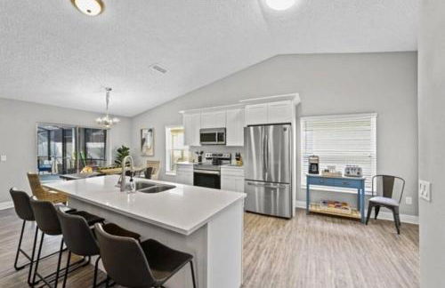 Retreat with Heated Pool in a Serene Community - Foto 2