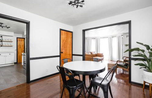 5BR 2BA Fun Family Home Sleeps 12 Pinball TVs 15m DT - Foto 24