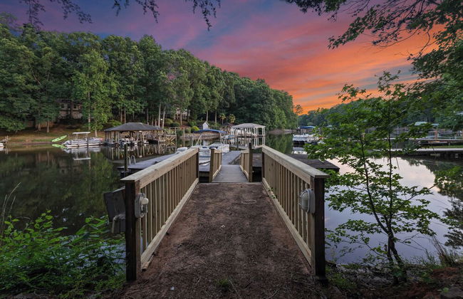 Fireside Fun by Avantstay Sleeps 18 Waterfront + Pool - Foto 55