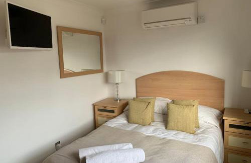 Lovekush Epsom Banstead Surrey. Views over London - Photo 9