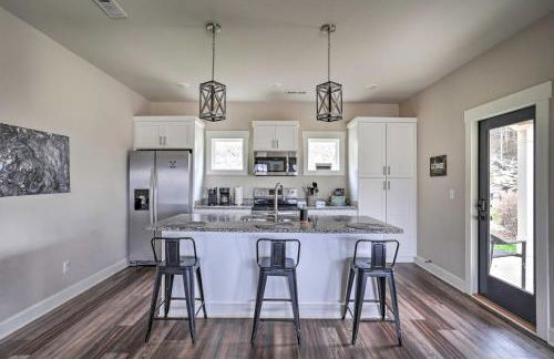 Scenic Mtn Retreat with Wooded Backyard and Fire Pit! - Foto 6