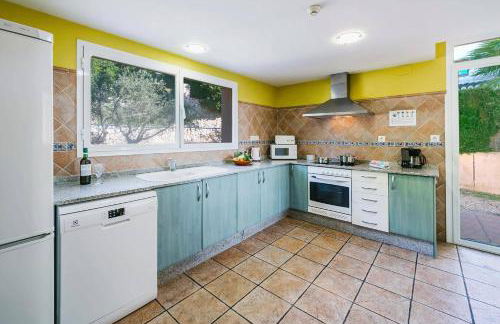 Villa Angela Flores by Villa Plus - Photo 16