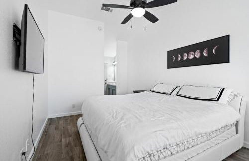 Spacious Family Home in Round Rock w Private Yard - Photo 23