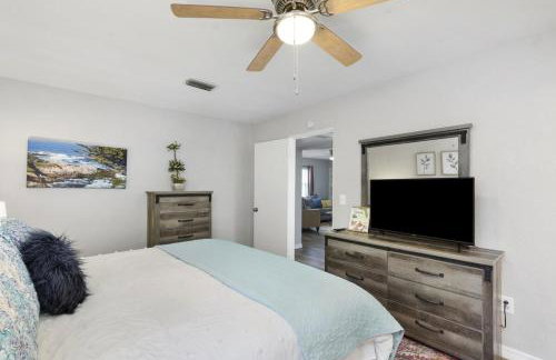 Cheerful residential home with boat launch access - Foto 11