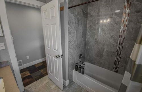 3 bed home with huge yard near Hidden Lake - Foto 18