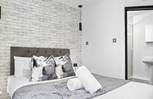 Spacious 5 Bedroom & 5 Bathrooms House - Garden - Parking - Netflix 376MW - Foto 17