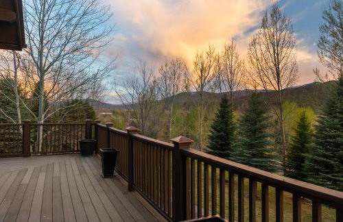 Luxe Artful Mountain Retreat with 4 King Suites, 8 Person Hot Tub and 3 Decks - Foto 35