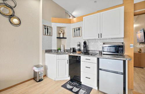 European style Queen Suite in Palm Coast - Best view with Balcony near Beaches! - Photo 33