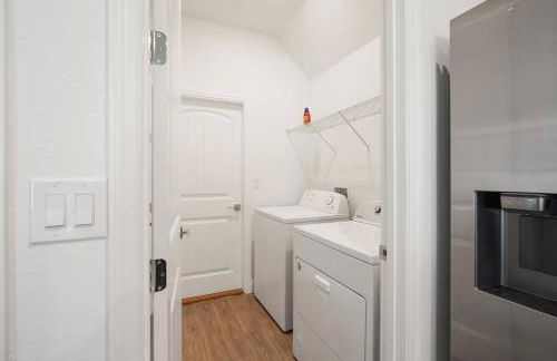 Luxury King Suite, 3BR 2BA, Beach Vibe, Top-Tier Amenities, Prime location - Foto 20