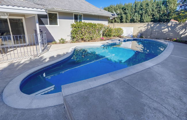 Gorgeous Upgraded 5 Bedroom & 3 Bath Home with pool - Photo 43