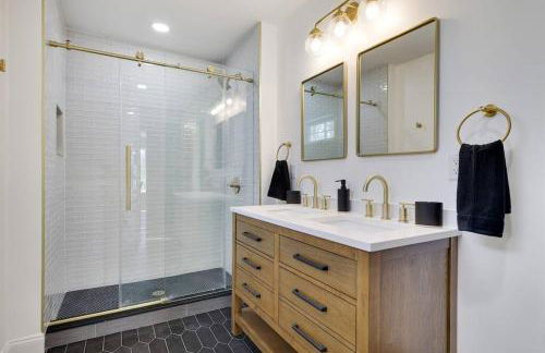 Luxe Lrg Pocono House for 18 Hot Tub/Gameroom/Pool - Foto 49