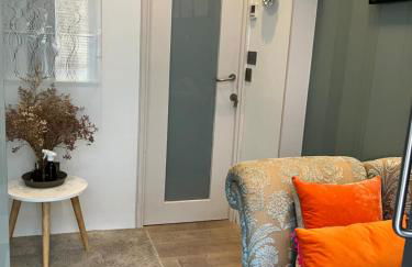 Modern self-contained Ground and Basement studios - Foto 3