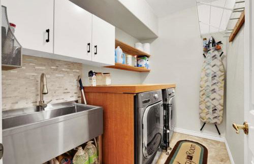 Tropical 4BR Oasis with Pool and Jacuzzi Near Strip - Photo 27