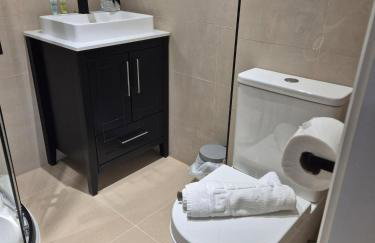 #23 Lux stylish 2 bed 2 bath with balcony NEC n12 - Sleeps 4 - "Perfect for contractors and Families - Free Parking" - Foto 13