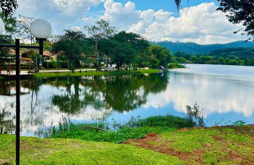 Chalé com PISCINA Privativa, com 2 QUARTOS, ESTACIONAMENTO em Condomínio com PORTARIA 24h, Sauna, Quadras, 3 PISCINAS no condomínio, Pesca e Parquinho Infantil - SmarTV na sala de estar, TV na área CHURRASQUEIRA, Wi-Fi e Cozinha Completa - Foto 50