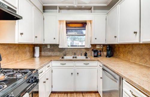 2 Mi to Kyle Field Bryan Home with Fenced Yard - Photo 7