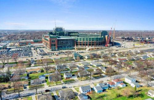 Curly's Quarters (4 Bedroom Home) w/ Lambeau view - Foto 27