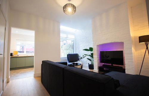 Stylish Cosy 4-Bed Home, Sleeps Up To 10 With Large Sofa Bed, Near Manchester Royal Infirmary & Universities, Free Parking & Ultra-Fast WiFi - Foto 20