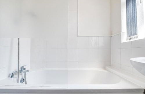 Solace Nights - Large Modern House - 4 Bedrooms - Near M6 & Spaghetti Junction - Fast WiFi - Netflix - Photo 19