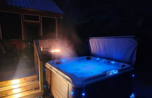 2BR Fishing Cabin w Fire Pit, Hot Tub, EV Charger - Foto 49