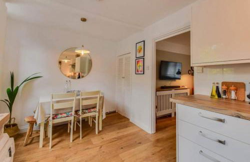 Cheerful 3 bed Grade II Central Cottage - Foto 16