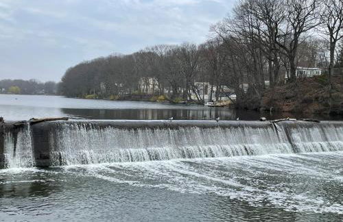 One bedroom with modern kitchen, balcony with water view - Foto 38