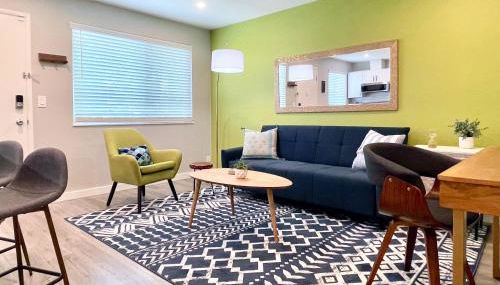 King Bed-Parking-Top Floor-Desk-Downtown - Foto 4