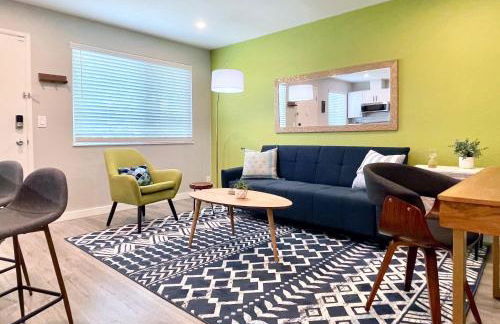 King Bed-Parking-Top Floor-Desk-Downtown - Foto 4