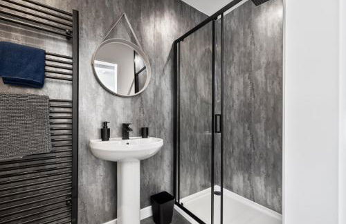 Prime Central Living 5-Bedroom 3-Bath Spacious House - Photo 25