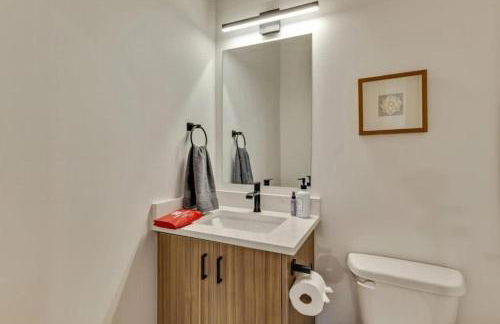 3 Min to DT - 2 Car Garage - Lux Townhome - King Bed - Foto 6
